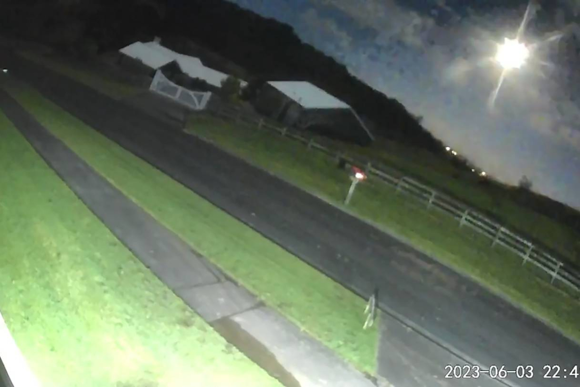 Meteor fireball triggers bright flashes and sonic booms across skies in North Island, New Zealand 