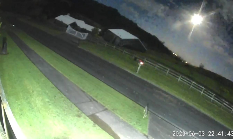 Meteor fireball triggers bright flashes and sonic booms across skies in North Island, New Zealand 